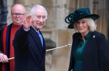 Έκπληξη από τον βασιλιά Κάρολο - Πλησίασε τα πλήθη μετά την Θεία Λειτουργία