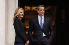 Η Μαρέβα Μητσοτάκη και ο Κυριάκος Μητσοτάκης στην είσοδο του Μεγάρου Μαξίμου 