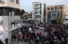 «Πυρά» κατά της κυβέρνησης από την αντιπολίτευση για τη γυναικοκτονία έξω από το ΑΤ Αγίων Αναργύρων 