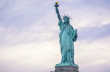 Η στιγμή που «χτυπάει« ο εγκέλαδος στη Νέα Υόρκη από το άγαλμα της Ελευθερίας 