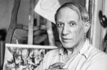 Ο Πικάσο ποζάρει στο ατελιέ του στο Παρίσι, στη διάρκεια διαλείμματος