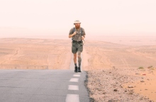 O Ρας Κούκ, ένας Άγγλος δρομέας μεγάλων αποστάσεων κατάφερε να τερματίσει χθες Κυριακή στο βορειότερο σημείο της Αφρικής