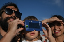 Μια οικογένεια παρατηρεί την έκλειψη ηλίου