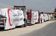 Φορτηγά με ανθρωπιστική βοήθεια στα σύνορα Αιγύπτου Γάζας