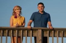 Η Σκάρλετ Γιόχανσον και ο Τσάνινγκ Τέιτουμ στο πρώτο τρέιλερ του «Fly Me to the Moon»