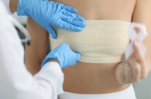 Γιατρός εξετάζει ασθενή για καρκίνο του μαστού