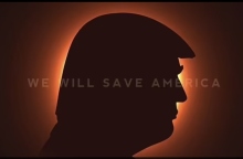 Το κεφάλι του Ντόναλντ Τραμπ καλύπτει σιγά-σιγά ολόκληρο τον ήλιο και μια φράση αναβοσβήνει στην οθόνη: «Θα σώσουμε την Αμερική και θα την κάνουμε υπέροχη ξανά»