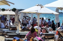 Κινητοποίηση πολιτών με αίτημα την ελεύθερη πρόσβαση στις παραλίες στη Νικήτη Χαλκιδικής, Κυριακή 6 Αυγούστου 2023. Η ομάδα των πολιτών ενημέρωσε τους λουόμενους για το πρόβλημα της προσβασιμότητας στις παραλίες, ενώ σε ολόκληρο το παραλιακό μέτωπο της περιοχής πραγματοποιήθηκε ενημέρωση και καταγραφή του προβλήματος