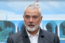 Ο Ισμαήλ Χανίγια, ηγέτης της Χαμάς μιλάει στο βήμα σε συνέντευξη τύπου