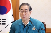 Ο πρωθυπουργός της Νότιας Κορέας Χαν Ντοκ-σου μιλάει κατά τη διάρκεια συνάντησης υπουργών στο κυβερνητικό συγκρότημα στη Σεούλ