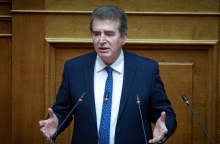 Ο υπουργός Προστασίας του Πολίτη, Μιχάλης Χρυσοχοΐδης μιλάει από το βήμα της Βουλής