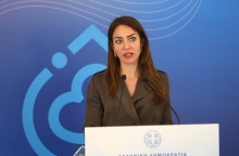 H υπουργός Εργασίας, Δόμνα Μιχαηλίδου μιλάει όρθια στο βήμα σε συνέντευξη τύπου