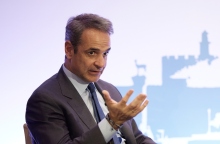 O Κυριάκος Μητσοτάκης μιλάει καθισμένος σε επίσκεψή του στη Ρόδο