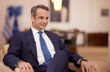 Ο Κυριάκος Μητσοτάκης καθισμένος σε καρέκλα στη συνέντευξη του στην εκπομπή "Καλημέρα Ελλάδα" και στους δημοσιογράφους Γιώργο Παπαδάκη και Μαρία Αναστασοπούλου