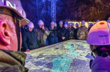 Σουηδοί στρατιωτικοί όρθιοι γύρω από τραπέζι με χάρτες