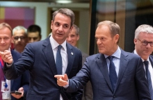 Ο πρωθυπουργός Κυριάκος Μητσοτάκης με τον πολωνό πρωθυπουργό Ντόναλντ Τουσκ όρθιοι να συζητάνε