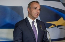 Ο Υπουργός Υποδομών και Μεταφορών Χρήστος Σταϊκούρας μιλάει όρθιος στο βήμα