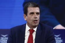 Ο υπουργός Μετανάστευσης και Ασύλου Δημήτρης Καιρίδης μιλάει καθιστός