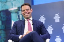 Ο Στέφανος Κασσελάκης χαμογελαστός κάθεται σταυροπόδι στο 9ο Φόρουμ των Δελφών για συνέντευξη