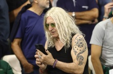 Νίκος Καρβέλας: Δεν έχω λεφτά, δεν είμαι συστημικός