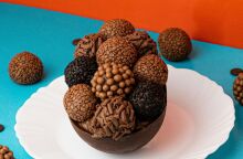 Ένα πασχαλινό σοκολατένιο αυγό γεμάτο σοκολατένια γλυκίσματα