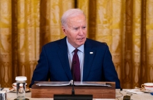 Ο πρόεδρος των ΗΠΑ, Τζο Μπάιντεν καθισμένος μπροστά σε μικρόφωνο