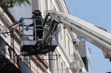 Ένας νεκρός σε φωτιά που ξέσπασε σε ξενοδοχείο στην οδό Λιοσίων