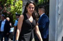 Η Δόμνα Μιχαηλίδου στην είσοδο της Βουλής περπατάει όρθια - μαύρο φόρεμα