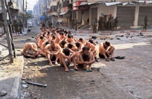 Δεκάδες Παλαιστίνιοι αιχμάλωτοι καθίσμενοι στη μέση του δρόμου