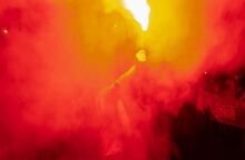 Ιρανοί πανηγυρίζουν μετά την επίθεση κατά του Ισραήλ