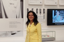 Η Χρυσούλα Ζαχαροπούλου φωτογραφίζεται μπροστά από τεκμήρια στο Μουσείο «Μαρία Κάλλας»