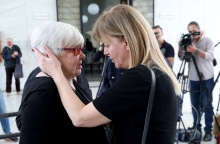 Η αγκαλιά της Μαρίνας Ψάλτη στην Ξένια Καλογεροπούλου στην κηδεία του Γιάννη Φέρτη