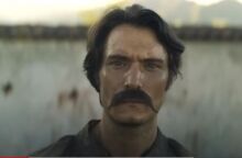 Ο Αουρελιάνο Μπουενδία κοιτάζει απαθής το εκτελεστικό απόσπασμα, στην πρώτη σκηνή της σειράς