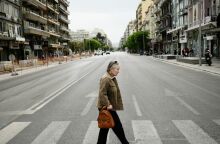 Η κυρία περνάει τη διάβαση στο δρόμο 