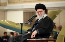 Ο ανώτατος ηγέτης του Ιράν Αλί Χαμενεΐ καθισμένος μπροστά σε 2 μικρόφωνα