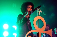 O Prince επί σκηνής μπροστά στο μικρόφωνο