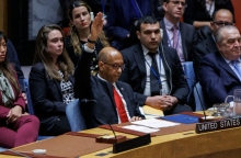 Ο Αντιπρόσωπος των ΗΠΑ, Ρόμπερτ Γουντ σηκώνει το χέρι του για να υποδείξει την ψήφο του κατά της ένταξης της Παλαιστίνης στα Ηνωμένα Έθνη 