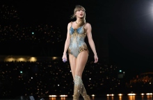 Η Taylor Swift στη σκηνή με μικρόφωνο στο χέρι