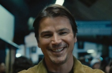 Ο Josh Hartnett σε κοντινό πλάνο χαμογελαστός