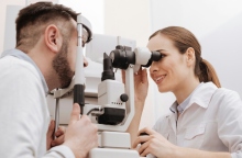 Οφθαλμίατρος εξετάζει ασθενή