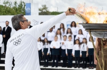 Ο Νικόλας Κακλαμανάκης ανάβει τον βωμό της Ολυμπιακής Φλόγας