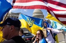 Υποστηρικτές της Ουκρανίας κυματίζουν τις σημαίες των ΗΠΑ και της Ουκρανίας έξω από το Καπιτώλιο των ΗΠΑ 