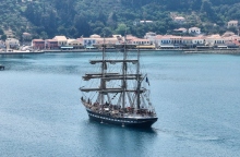 To Γαλλικό ιστιοφόρο «Belem» πλέει στη θάλασσα έξω από λιμάνι