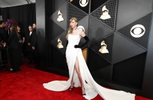 Η Τέιλορ Σουίφτ με άσπρο φόρεμα στο κόκκινο χαλί