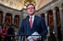 O αμερικανός πρόεδρος της βουλής Μάικ Τζόνσον μιλάει σε μικρόφωνα