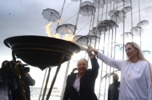 Η Ολυμπιονίκης, Τασούλα Κελεσίδου μαζί με τον δήμαρχο Θεσσαλονίκης, Στέλιο Αγγελούδη, ανάβουν τον βωμό κρατώντας την ολυμπιακή φλόγα