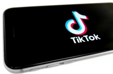 Κινητο τηλέφωνο με το σήμα του TikTok