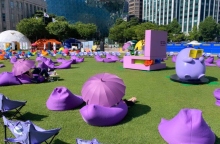 Μωβ καθίσματα σε γκαζόν