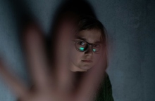 Νεαρή με γυαλιά απλώνει το χέρι της στην κάμερα