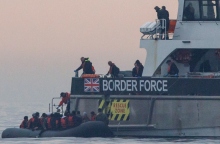 Πλοίο περισυλλέγει φουσκωτό με μετανάστες στο στενό της Μάγχης